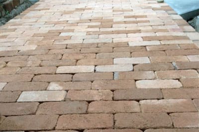 アプローチにレンガ